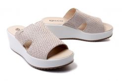 IGI&CO 16679 11 panna, klapki damskie. Brązowe klapki IGI&CO, bez wzorów, ze skóry, bez obcasa, na koturnie. Za 279.90 zł.