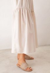 Ciemnobeżowe Klapki VICES na Płaskiej Podeszwie z Paskiem na Palec i Aplikacją Oriphite. Brązowe klapki Born2be, z aplikacjami, z jeansu, bez obcasa, na płaskiej podeszwie. Za 69.99 zł.