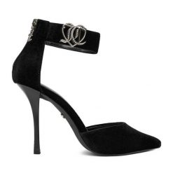 Szpilki Juicy Couture. Czarne szpilki Juicy Couture, bez wzorów, bez obcasa, na szpilce, bez zapięcia. Za 199.99 zł.
