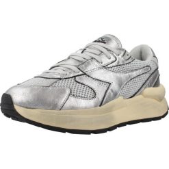 Kapcie DIADORA MERCURY ELITE Srebrny. Szare obuwie domowe Diadora, bez wzorów, ze skóry, bez zapięcia. Za 866.99 zł.