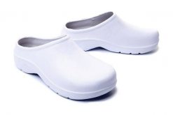 AXIM 7K3806B white, klapki, croksy damskie. Białe klapki Axim, bez wzorów, bez obcasa. Za 36.99 zł.