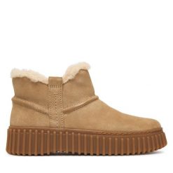 Botki Clarks. Brązowe botki Clarks, bez wzorów, bez obcasa, na płaskiej podeszwie, bez zapięcia. Za 519.99 zł.