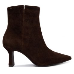 Botki Tamaris. Brązowe botki Tamaris, bez wzorów, bez obcasa, na słupku, bez zapięcia. Za 489.99 zł.