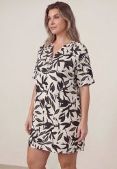 Czarna Pudełkowa Sukienka z Wiskozy w Roślinny Wzór z Guzikami przy Dekolcie Acosia. Czarne sukienki Born2be, na co dzień, plus size, bez wzorów, z tkaniny, klasyczne, bez kołnierzyka, plus size, bez ramiączek, midi, proste. Za 89.99 zł.