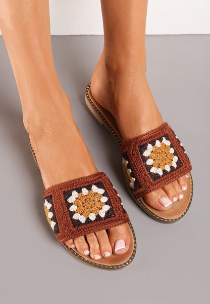 Brązowe Klapki na Płaskiej Podeszwie z Wyszywanym Wzorem Zoltana. Brązowe klapki Renee, z aplikacjami, bez obcasa, na płaskiej podeszwie. Za 39.99 zł.