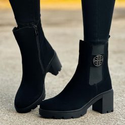Czarne skórzane zamszowe botki damskie na obcasie Filippo Dbt4754/23. Czarne botki Filippo, bez wzorów, ze skóry, bez obcasa, na obcasie, bez zapięcia. Za 239.99 zł.