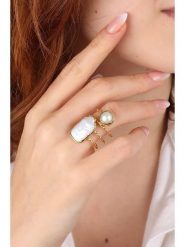 Pierres delicates Pozłacany pierścionek z masą perłową rozmiar: onesize. Białe pierścionki Pierres delicates, z perłą, pozłacane. Za 83.03 zł.