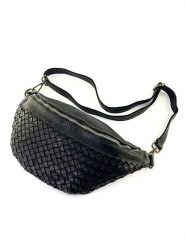 Amara Skórzana torebka "Juan" w kolorze czarnym - 34 x 17 x 10 cm rozmiar: onesize. Czarne torby na ramię Amara, bez wzorów, z materiału, na ramię, bez dodatków. Za 435.11 zł.