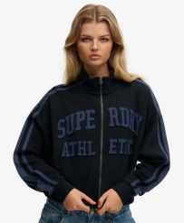 Superdry Bluza Athletic Essentials z zamkiem z aplikacją, luźny krój. Niebieskie bluzy Superdry, z aplikacjami, z materiału, bez kaptura. Za 483.45 zł.