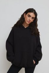 Bluza typu oversize z HAFTEM, w kolorze TOTALLY BLACK - EVANS SATIN. Czarne bluzy sportowe Marsala, bez wzorów, z bawełny, z kapturem. Za 299.90 zł.