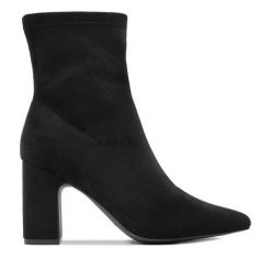 Botki JENNY. Czarne botki Jenny, bez wzorów, bez obcasa, na słupku, bez zapięcia. Za 159.99 zł.