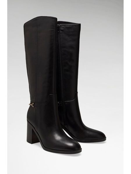 Guess Kozaki 184834 Czarny. Czarne kozaki Guess, bez obcasa, na słupku, bez zapięcia. Za 954.99 zł.