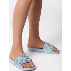 Niebieskie Klapki Mira. Niebieskie klapki Born2be, bez wzorów, z gumy, bez obcasa, na płaskiej podeszwie. Za 29.99 zł.