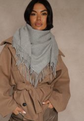 Szary Bawełniano-Wiskozowy Szalik w Kształcie Trójkąta z Frędzlami Vetisara. Szare szaliki Renee, bez wzorów, z bawełny. Za 39.99 zł.