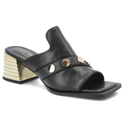 Klapki damskie S.Barski, na efektownym obcasie z metalicznym akcentem z szerokim paskiem i ozdobnymi nitami, czarne, CR61-3063. Czarne klapki S.BARSKI, z aplikacjami, ze skóry, z otwartym noskiem, bez obcasa, na obcasie. Za 269.90 zł.