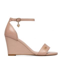 Sandały MEXX. Czerwone sandały Mexx, bez wzorów, bez obcasa, na koturnie, bez zapięcia. Za 299.99 zł.