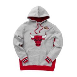 Bluza z kapturem Chicago Bulls. Szare bluzy Mitchell & Ness, bez wzorów, z kapturem. Za 494.00 zł.