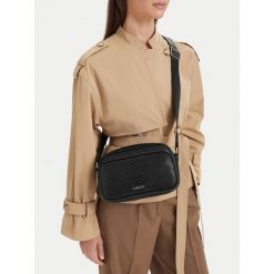 Torebka Lasocki. Czarne listonoszki Lasocki, bez wzorów, bez dodatków. Za 189.99 zł.