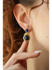 L'Atelier de Gaia Pozłacane kolczyki z lapis lazuli rozmiar: onesize. Niebieskie kolczyki L'Atelier de Gaia, z lazurytem, pozłacane. Za 69.99 zł.