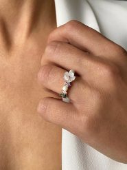 Les Petites Précieuses Pozłacany pierścionek z masą perłową i cyrkoniami rozmiar: 56. Białe pierścionki Les Petites Précieuses, z cyrkonią, pozłacane. Za 162.49 zł.