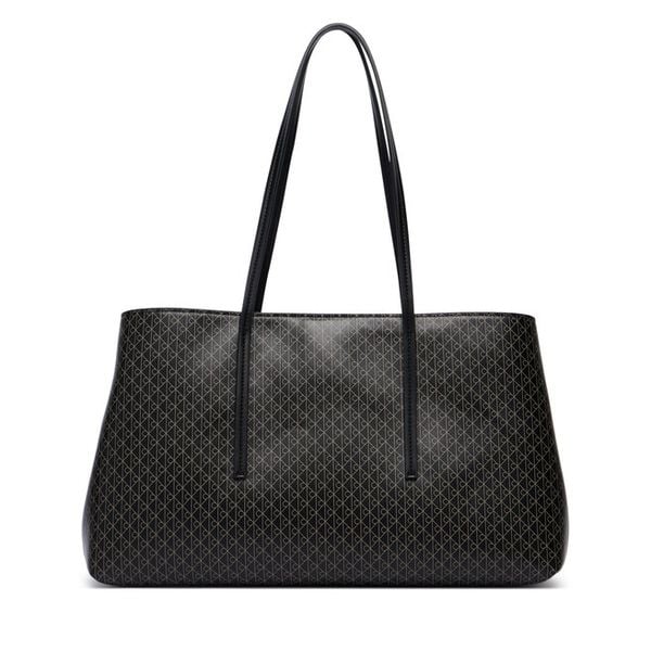 Torebka Calvin Klein. Czarne torebki klasyczne Calvin Klein, bez wzorów, bez dodatków. Za 649.99 zł.