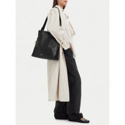 Torebka JENNY. Czarne torebki klasyczne Jenny, bez wzorów, bez dodatków. Za 159.99 zł.