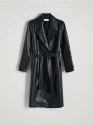 Płaszcz z imitacji skóry - czarny. Czarne płaszcze Reserved, l, bez wzorów, ze skóry, bez kaptura. W wyprzedaży za 119.99 zł.