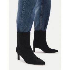 Botki JENNY. Czarne botki Jenny, bez wzorów, bez obcasa, na słupku, bez zapięcia. Za 169.99 zł.
