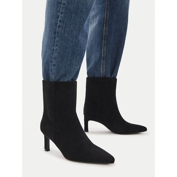 Botki JENNY. Czarne botki Jenny, bez wzorów, bez obcasa, na słupku, bez zapięcia. Za 169.99 zł.