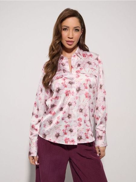 Satynowa koszula z kieszeniami w kwiaty - wielobarwny. Koszule Sinsay, l, bez wzorów, z satyny, bez kołnierzyka, bez ramiączek. Za 49.99 zł.