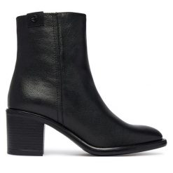 Botki Tamaris. Czarne botki Tamaris, bez wzorów, bez obcasa, na słupku, bez zapięcia. Za 539.99 zł.