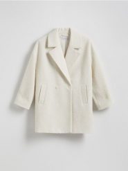 Krótki płaszcz boucle - kremowy. Białe płaszcze Reserved, l, bez wzorów, z tkaniny, bez kaptura. W wyprzedaży za 159.99 zł.