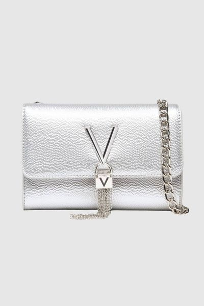 VALENTINO Srebrna kopertówka Divina SS26. Szare kopertówki Valentino by Mario Valentino, bez wzorów, bez dodatków. W wyprzedaży za 189.99 zł.