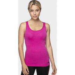 Top damski TSD301 - fuksja. Czerwone topy 4f, bez wzorów, z dzianiny, bez kołnierzyka, bez ramiączek. Za 39.99 zł.