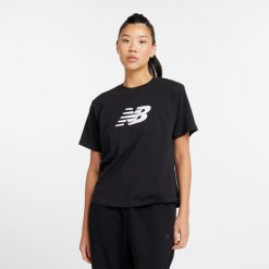 Koszulka damska New Balance WT43583BK – czarna. Czarne bluzki New Balance, l, bez wzorów, z materiału, klasyczne, bez kołnierzyka, bez ramiączek. Za 129.99 zł.