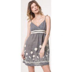 Szara Sukienka Besit. Szare sukienki Born2be, na lato, m, z aplikacjami, bez kołnierzyka, bez ramiączek, mini, dopasowane. Za 14.99 zł.