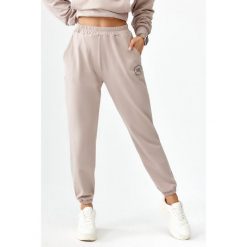 Spodnie dresowe sportowe dla kobiet Rough Radical Pery. Brązowe obuwie sportowe ROUGH RADICAL, l, bez wzorów, z dresówki, na fitness i siłownię. W wyprzedaży za 135.92 zł.