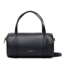 Torebka Calvin Klein. Czarne torebki klasyczne Calvin Klein, bez wzorów, bez dodatków. Za 489.99 zł.