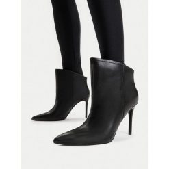 Botki GINO ROSSI. Czarne botki Gino Rossi, bez wzorów, bez obcasa, na szpilce, bez zapięcia. Za 399.99 zł.