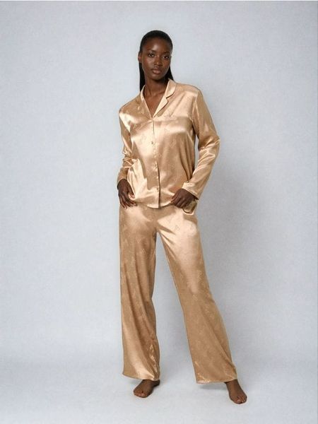 Piżama dwuczęściowa ze wzorem Barbie - kremowy. Białe piżamy Sinsay, bez wzorów, bez ramiączek. Za 79.99 zł.