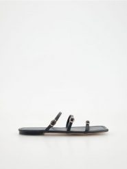 Skórzane klapki - czarny. Czarne klapki Reserved, bez wzorów, ze skóry, bez obcasa. W wyprzedaży za 49.99 zł.