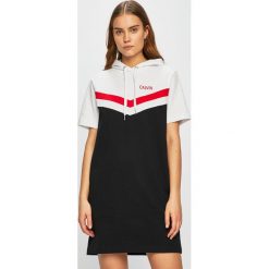 Calvin Klein Jeans - Sukienka. Czarne sukienki Calvin Klein Jeans, na co dzień, m, bez wzorów, z bawełny, casualowe, bez kołnierzyka, bez ramiączek, mini, proste. W wyprzedaży za 319.90 zł.