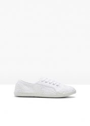 Sneakersy. Białe obuwie sportowe bonprix, z koronki, bez zapięcia. Za 97.99 zł.