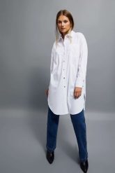 Koszula oversize ze złotymi guzikami biała. Białe koszule MOODO, s, bez wzorów, z bawełny, bez kołnierzyka, bez ramiączek. W wyprzedaży za 55.99 zł.