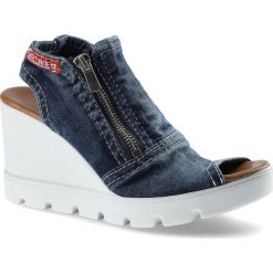 Jeansowe Sandały Artiker Modne Buty Na Koturnie. Niebieskie sandały Artiker, z aplikacjami, z denimu, eleganckie, bez obcasa, na koturnie, bez zapięcia. Za 219.00 zł.