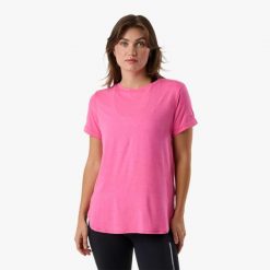 Koszulka treningowa damska Swedemount Core Loose Fit Tee szybkoschnąca. Czerwone bluzki SWEDEMOUNT, bez wzorów, sportowe, bez kołnierzyka, bez ramiączek. Za 79.99 zł.