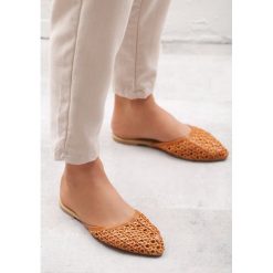 Camelowe Klapki Soul Into. Klapki Born2be, z aplikacjami, ze szpiczastym noskiem, bez obcasa, na obcasie. Za 39.99 zł.