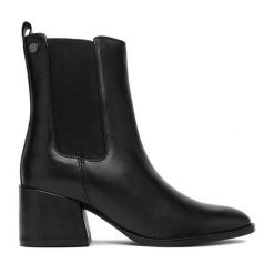 Botki Beverly Hills Polo Club. Czarne botki Beverly Hills Polo Club, bez wzorów, bez obcasa, na słupku, bez zapięcia. Za 449.99 zł.