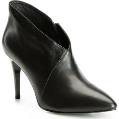 Buty damskie. Czarne botki Wittchen, bez wzorów, ze skóry, bez obcasa, na szpilce, bez zapięcia. W wyprzedaży za 259.90 zł.
