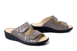 DR. BRINKMANN 700719-09 grau, klapki damskie. Szare klapki Dr. Brinkmann, bez wzorów, ze skóry, bez obcasa, na koturnie. Za 194.90 zł.